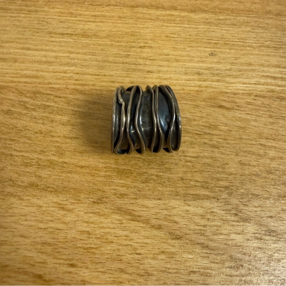 Wide silver tone ridge sculpted ring - Picture 5 of 6